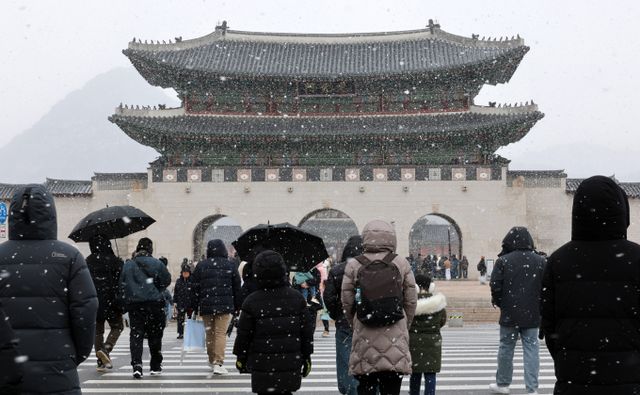 31일에는 수도권 지역에는 비나 눈이 내릴 것으로 관측된다. 사진은 지난 28일 많은 눈이 내린 서울 광화문 앞 횡단보도에서 시민들이 발걸음을 옮기는 모습. /사진=뉴스1