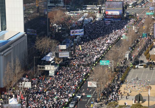 이번주 주말 서울 광화문 일대에서 윤석열 대통령 탄핵 찬반 집회가 열려 교통 혼잡 빚어질 것으로 보인다. 사진은 대한민국바로세우기국민운동본부(대국본)가 지난 11일 서울 종로구 동화면세점 인근에서 윤석열 대통령 탄핵 반대 집회를 연 모습. /사진=뉴시스