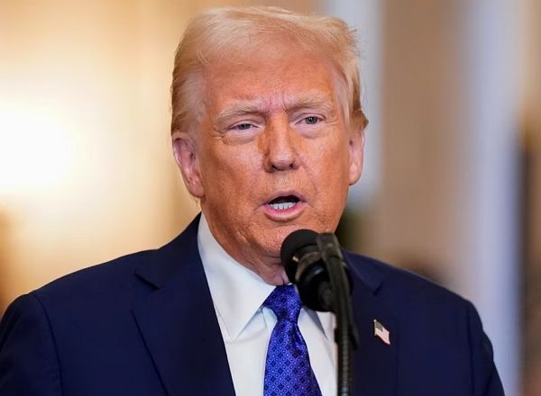 도널드 트럼프 미국 대통령의 첫 지지율이 47%로 나타났다. 사진은 트럼프 미국 대통령이 29일(현지시간) 워싱턴 백악관에서 강도·절도 범죄를 저지른 불법 체류자를 구금하도록 한 법안인 '레이큰 라일리 법' 서명 행사서 "쿠바 관타나모 소재 미군 기지에 최대 3만 명의 불법 이민자를 수용하는 행정명령에 서명할 것"이라고 밝히는 모습. /사진=로이터