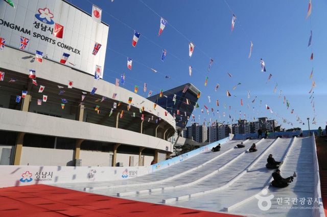 모란민속5일장 인근 성남종합운동장은 야외 썰매장을 운영한다. 사진은 성남종합운동장 야외 썰매장. /사진=한국관광공사