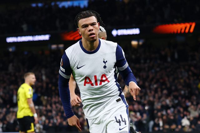 토트넘 홋스퍼가 유럽축구연맹(UEFA) 유로파리그(UEL) 16강을 확정지었다. 사진은 31일(한국시각) 영국 런던 토트넘 홋스퍼 스타디움에서 열린 2024-25시즌 UEL 리그 페이즈 8차전에서 득점에 성공한 데인 스칼렛의 모습. /사진=로이터