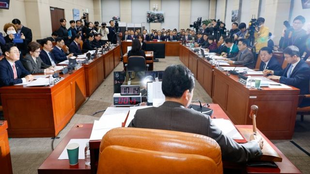 국회 '내란 국정조사특별위원회'가 다음달 5일 윤석열 대통령과 김용현 전 국방부 장관이 있는 구치소에서 대면 조사를 진행할 예정이다. 사진은 지난 22일 서울 여의도 국회에서 열린 윤석열 정부의 비상계엄 선포를 통한 내란 혐의 진상규명 국정조사 1차 청문회에서 안규백 위원장이 윤석열 대통령 동행명령장 발부의 건 통과를 알리는 모습. /사진=뉴스1