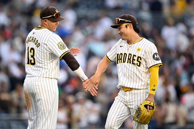 샌디에이고 파드리스 담당 기자가 김하성의 이적에 아쉬운 마음을 드러냈다. 사진은 2024시즌 샌디에이고 파드리스에서 활약한 김하성(오른쪽)과 매니 마차도가 하이파이브를 하는 모습. /사진=로이터