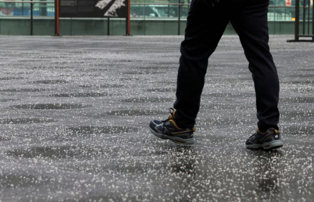 오는 1일 전국이 대체로 흐리고 경기 남부 지역에 오전 3시까지 눈 혹은 비가 내릴 전망이다. 사진은 31일 서울 종로구 광화문광장 일대에 염화칼슘이 뿌려져 있는 모습. /사진=뉴시스