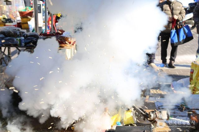 모란민속5일장은 곳곳에 먹을거리가 널려 구경할 요소가 넘친다. /사진=한국관광공사