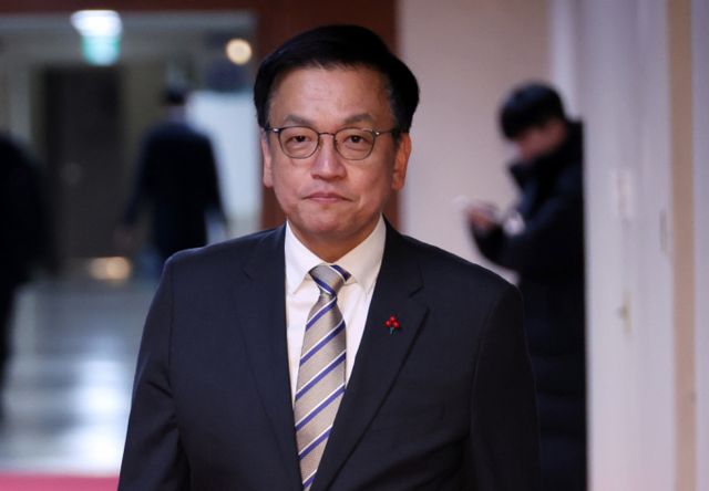 더불어민주당이 최상목 대통령 권한대행 겸 기획재정부 장관에게 "합당한 책임을 묻겠다"고 경고했다. 사진은 최상목 대통령 권한대행 부총리 겸 기획재정부 장관이 31일 서울 세종로 정부서울청사에서 열린 국무회의에 입장하는 모습. /사진=뉴시스(대통령실통신사진기자단)