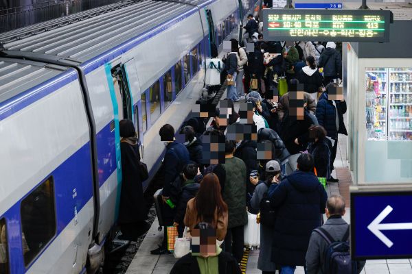 최근 5년간 설·추석 명절 연휴 기간 '노쇼 기차표'가 무려 150만석이었다. 사진은 기사의 이해를 돕기 위한 설 명절을 앞둔 24일 오전 서울 용산역에서 귀성객들이 목포행 KTX 열차를 타고 있는 모습. /사진=뉴스1