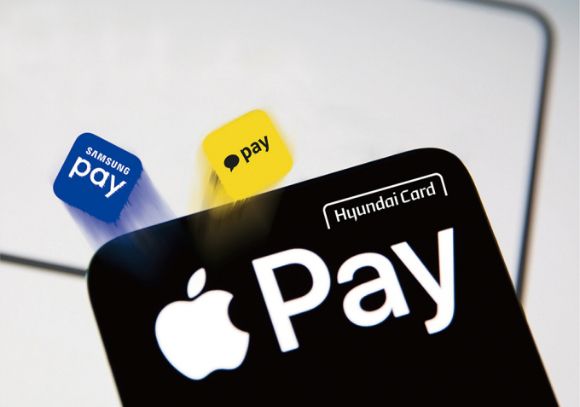2023년 현대카드에 이어 2년 만에 신한카드와 KB국민카드가 애플페이를 도입할 전망이다./그래픽=머니S 김은옥 기자