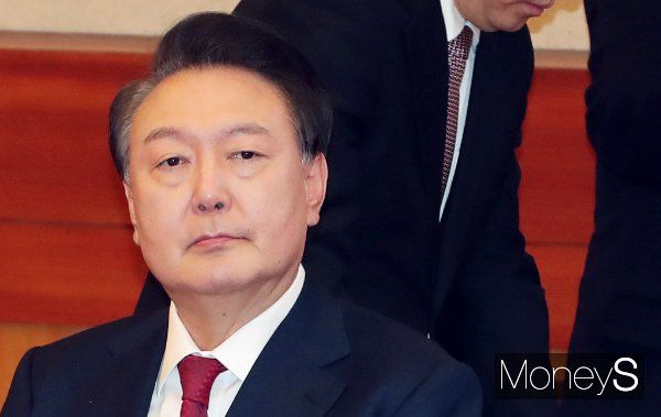 윤석열 대통령은 "대통령실이 국정의 중심인 만큼 의기소침하지 말고 각자 위치에서 최선을 다하라"고 대통령실 참모진에게 당부했다. 사진은 윤석열 대통령이 21일 서울 종로구 재동 헌법재판소에서 열린 탄핵심판 3차 변론에 출석한 모습. /사진=임한별 기자