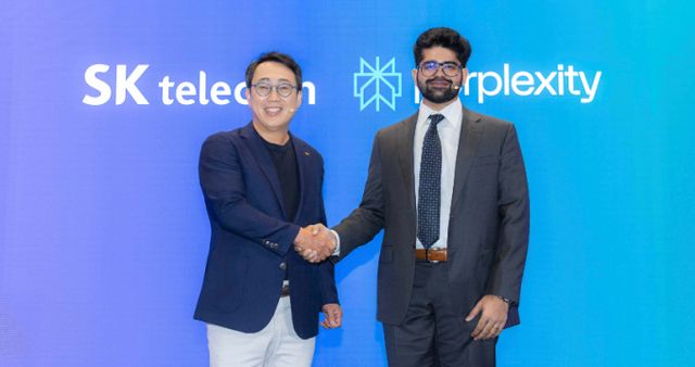 유영상 SKT CEO(최고경영자·왼쪽)와 아라빈드 스리니바스 퍼플렉시티 CEO가 지난해 9월 양사 협력을 위해 모인 모습. /사진=SK텔레콤