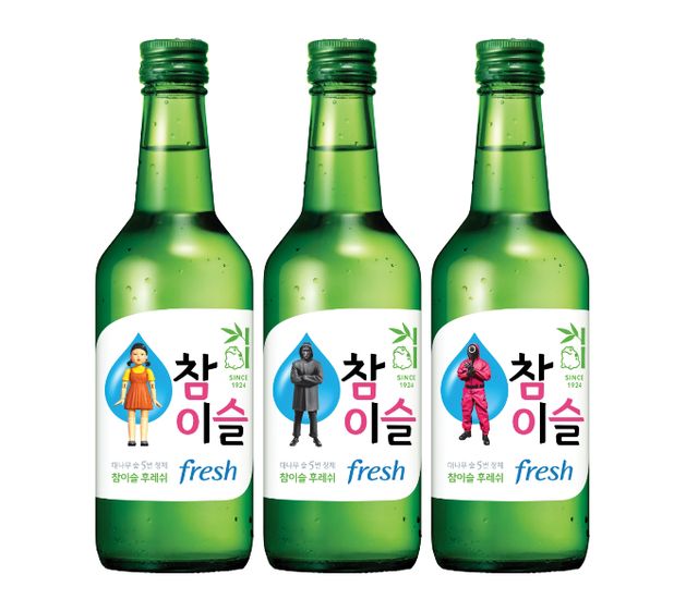 하이트진로가 판관비 감소 영향으로 지난해 영업이익이 전년 대비 78.3% 증가했다. 사진은 참이슬x오징어 게임 시즌2 협업 상품. /사진=하이트진로