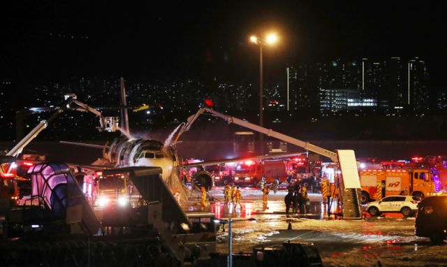 에어부산 항공기 화재 사고에서 승객이 직접 비상 탈출문을 열고 탈출한 것에 지적이 일자 항공사 직원들이 억울함을 호소했다. 사진은 홍콩행 에어부산 항공기에서 화재가 발생해 소방당국이 진화작업을 벌이는 모습. /사진=뉴스1