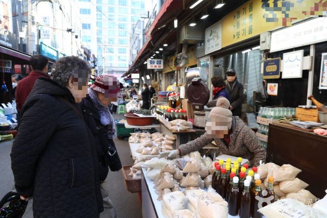 모란민속5일장은 평일에 주차장으로 이용되다가 장날에는 천막 지붕이 생기며 시장으로 운영된다. /사진=한국관광공사