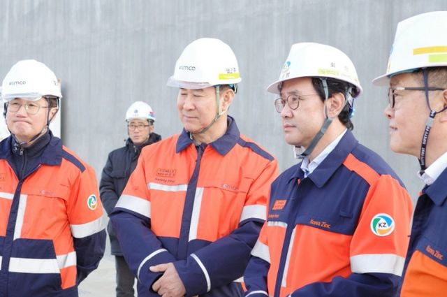 최윤범 고려아연 회장이 올인원니켈제련소 건설현장을 방문하여 진척상황을 확인하고 임직원들을 격려하고 있다. /사진=고려아연 