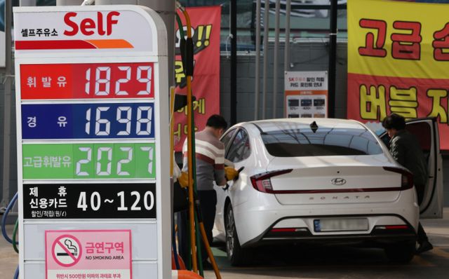 서울의 한 주유소에서 운전자가 주유를 하고 있다. / 사진=뉴스1 신웅수 기자 
