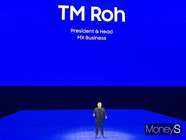 노태문 삼성전자 모바일경험(MX) 사업부 사장이 가격 동결과 장기 운영체제(OS) 지원 정책을 통해 더 많은 소비자가 AI 기술을 경험할 수 있도록 하겠다는 '진정성'을 강조하며 AI 혁신 경쟁에서 삼성의 주도권을 확립하겠다는 강한 의지를 드러냈다.사진은 지난 22일(현지시각) 미국 캘리포니아주 새너제이 SAP센터에서 열린 '갤럭시 언팩 2025' 행사에서 노태문 사장이 발언하는 모습. /사진=김성아 기자