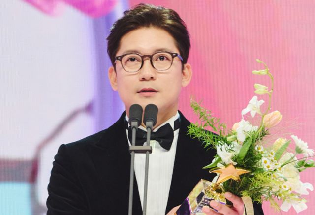 김대호 아나운서가 MBC를 떠나 프리랜서 방송인으로 나설 지 관심이 모인다. 사진은 서울 상암동 MBC에서 진행된 '2024 MBC 방송연예대상'에서 쇼·버라이어티 부문 남자 최우수상을 받은 김대호 아나운서. /사진=MBC 제공