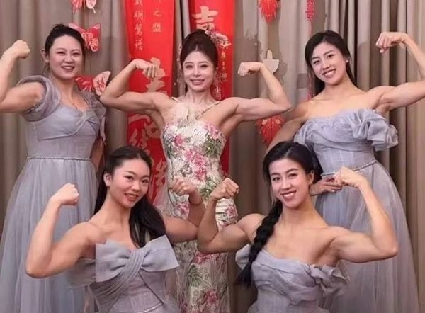 '근육질의 신부 들러리'가 등장하는 중국 결혼식 영상이 화제다. 사진은 근육을 자랑하는 신부 들러리들과 신부 시판(가운데)의 모습. /사진=SCMP 캡처