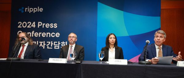 리플이 상승세다. 사진은 에릭 반 밀텐버그(Eric van Miltenburg) 부사장(오른쪽)이 지난해 9월3일 서울 강남구 그랜드 인터컨티넨탈 서울 파르나스에서 열린 '리플 기자간담회'에서 발언하고 있다. 왼쪽부터 데이비드 슈워츠 CTO, 브래드 갈링하우스 CEO, 모니카 롱(Monica Long) 사장, 에릭 반 밀텐버그 부사장. /사진=뉴시스