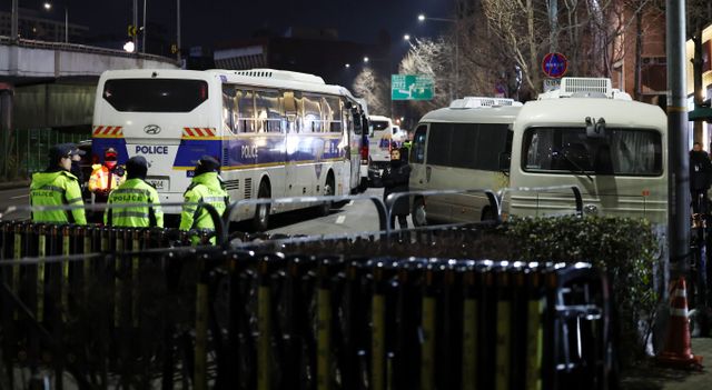 김선호 국방부 장관 직무대행(차관)이 "공수처의 체포영장 집행을 저지하는 데 군 병력을 투입하는 것은 맞지 않다"는 입장을 밝혔다. 사진은 4일 오전 서울 용산구 대통령 관저 앞이 차벽으로 둘러쌓여 있던 모습. /사진=뉴스1