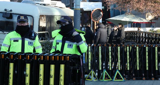 국민의힘과 더불어미주당이 4일 긴급 의원총회를 열고 윤석열 대통령 체포영장 집행 불발에 관해 논의한다. 사진은 서울 용산구 대통령 관저 앞에서 경호처 관계자들이 경호를 서고 있는 모습. /사진=뉴스1