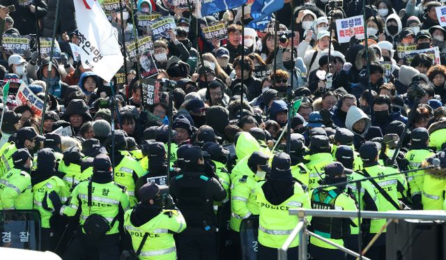 대통령 관저 인근에서 농성을 벌이다가 경찰을 폭행한 혐의를 받는 민주노총 조합원 2명이 현행범으로 체포됐다. 사진은 4일 서울 용산구 대통령 관저 인근에서 민주노총 집회 참가자들과 경찰들이 대립하는 모습. /사진=뉴시스