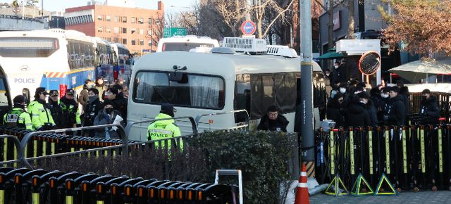 대통령경호처가 경찰의 소환 통보를 사실상 거부했다. 사진은 4일 오전 서울 용산구 대통령 관저 앞의 모습. /사진=뉴스1