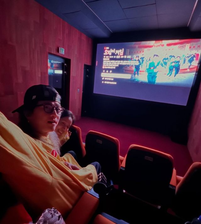 댄서 팝핀현준이 개인극장에서 넷플릭스 '오징어 게임2'를 시청하는 모습을 공유했다. /사진=팝핀현준 인스타그램 캡처