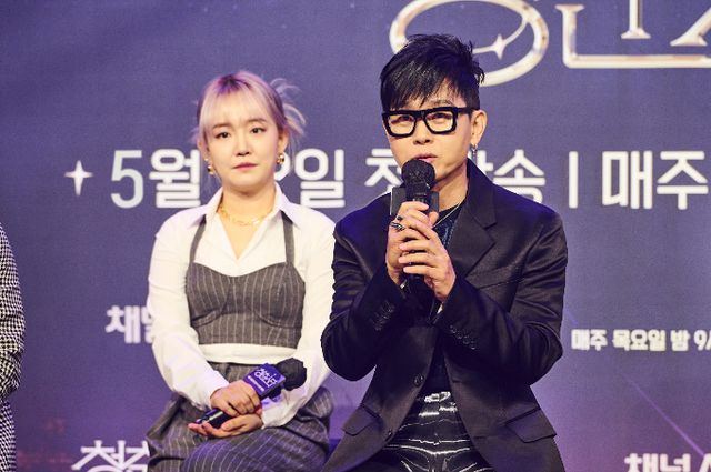 가수 이승환이 구미 콘서트를 취소한 구미시를 상대로 손해배상 소송에 돌입하고 허위사실 유포에 대해 경고했다. 사진은 2022년 5월 이승환(오른쪽)이 한 제작발표회 자리에서 인사를 하던 모습. /사진=머니투데이