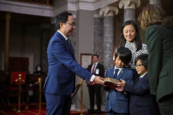미국 연방 상원에 진출한 민주당 소속 앤디 김 의원이 지난 3일(현지시각) 제119대 미 의회 개원일에 가족들이 지켜보는 가운데 취임 선서를 했다. /사진=로이터