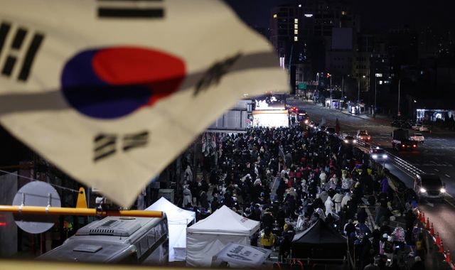 윤석열 대통령 체포영장 집행 시도 불발과 관련해 외신들이 관련 소식을 집중 보도했다. 사진은 4일 오전 서울 용산구 대통령 관저 인근에서 민주노총 조합원들이 윤 대통령에 대한 체포·탄핵 찬성 집회를 연 모습. /사진=뉴스1