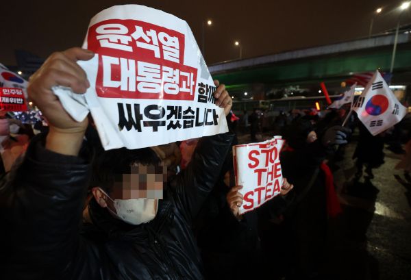 대통령경호처가 윤석열 대통령 체포를 막는데 의무복무 병사인 사병을 제외하고 간부로만 대응하기로 했다. 사진은 지난 5일 오후 서울 용산구 대통령 관저 인근에서 윤석열 대통령 지지자들이 탄핵 반대 집회하는 모습. /사진=뉴시스