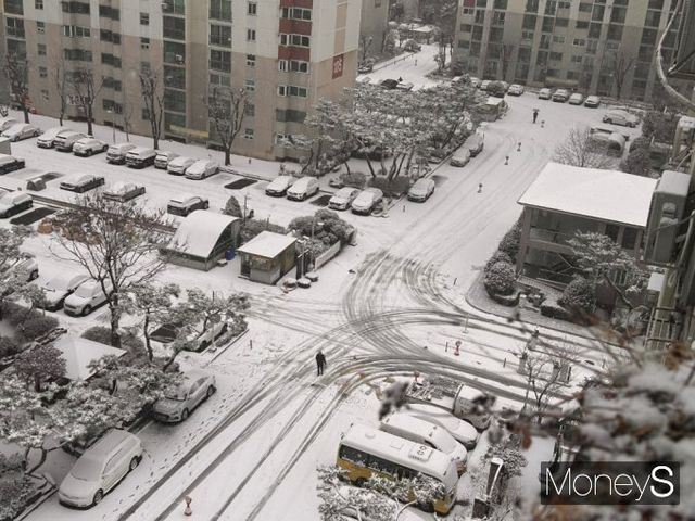 서울, 인천, 경기, 강원에 대설특보가 발효됐다. 사진은 수도권에 대설주의보가 발령된 5일 오전 경기 구리시 한 아파트에 눈이 쌓인 모습. /사진=김유림 기자
