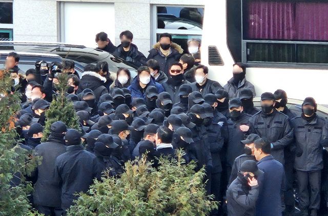 윤석열 대통령 체포영장이 6일 마감을 앞두고 고위공직자범죄수사처(공수처)가 이날 오전 2차 집행에 나설 것으로 보인다. 사진은 이대환 공수처 부장검사 등 공수처 수사관들이 지난 3일 오전 8시30분쯤 서울 용산구 한남동 대통령 관저 검문소에 진입해 윤 대통령에 대한 체포영장을 집행하려 하자 육군 수도방위사령부 55경비단 병력이 수사관들을 둘러싸 저지하는 모습. /사진=뉴스1