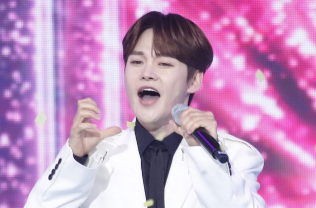 가수 박서진이 군면제 논란을 간접적으로 언급하며 더욱 힘들어진 심적 고통을 털어놓았다.사진은 지난해 4월 서울 마포구 상암동 SBS 프리즘타워에서 열린 '트롯뮤직어워즈 2024'에서 '트롯꿈나무상'을 받은 뒤 소감을 전한 가수 박서진./사진=뉴스1