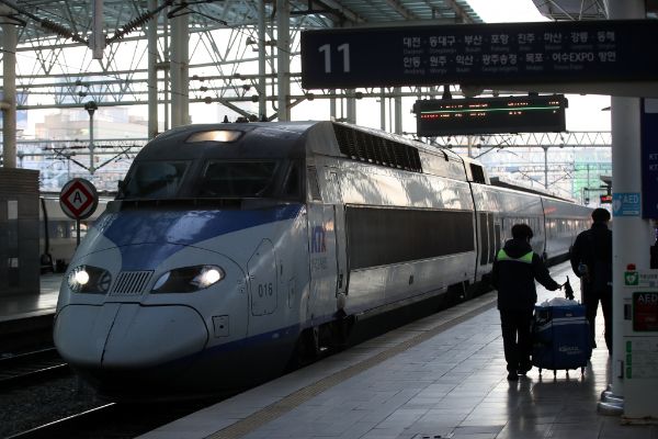 코레일이 설 명절 기간 승차권 환불 위약금을 2배 올린다. 사진은 지난해 12월12일 서울역에 열차가 도착하는 모습. /사진=뉴스1