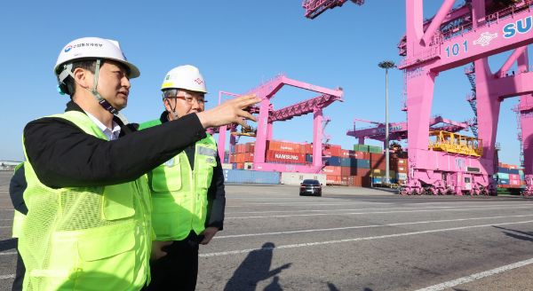 지난해 국내 중견기업 수가 전년 대비 5.2% 늘었다. 사진은 안덕근 산업통상자원부장관이 지난 2일 오후 신년을 맞아 인천 연수구 인천신항 선광신컨테이너 터미널을 찾아 수출현장을 점검하는 모습. /사진=뉴시스 