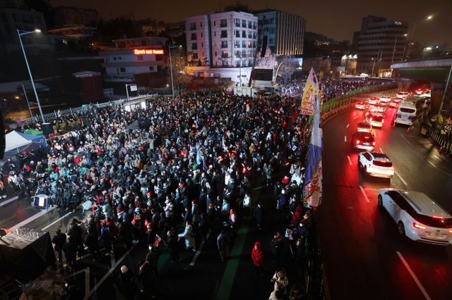 주한중국대사관은 한국에 체류하는 중국 인민들이 한국 내 정치활동에 참여하지 말라는 공지를 전했다. 사진은 지난 5일 서울 용산구 대통령 관저 인근에서 윤석열 대통령 지지자들이 탄핵 반대 집회를 하는 모습. /사진=뉴시스 