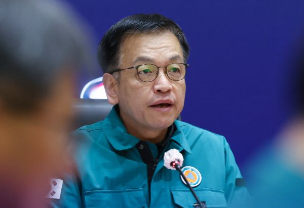 최상목 대통령 권한대행 부총리 겸 기획재정부 장관은 5일 "법 집행과정에서 시민들과 공무원이 다치는 일이 없도록 신경써야 한다"고 강조했다. 사진은 최 권한대행이 지난 4일 오전 서울 종로구 정부서울청사 중앙재난안전대책본부에서 무안 제주항공 여객기 사고 대책회의를 주재하며 발언하는 모습. /사진=뉴시스