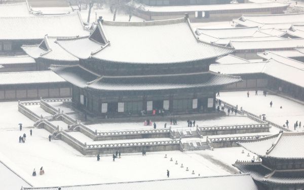 오세훈 서울시장이 5일 시민의 일상과 안전을 위협하지 않도록 제설 작업에 만전을 기하겠다고 밝혔다. 사진은 이날 오전 서울 종로구 경복궁을 찾은 관광객들이 눈 쌓인 궁을 관람하는 모습. /사진=뉴스1