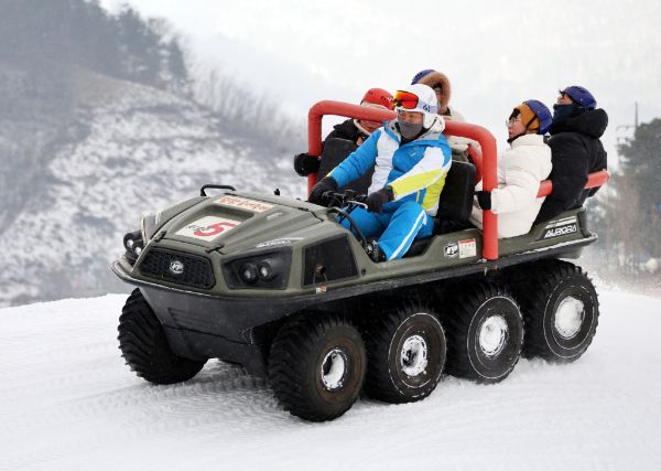 6일 오전까지 전국 대부분 지역에 비나 눈이 내리겠다. 사진은 지난 5일 오후 강원 평창군 진부면 오대천 일원에서 제16회 평창송어축제를 찾은 방문객들이 눈밭에서 아르고 체험을 즐기는 모습. /사진=뉴스1 