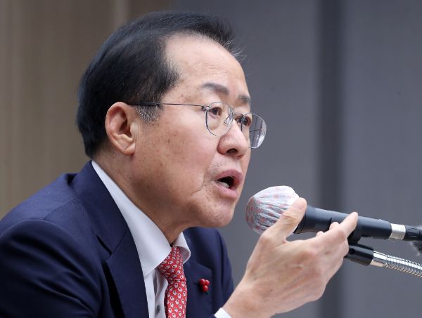 홍정표 대구시장이 윤석열 대통령의 탄핵소추안을 최우선 심리하겠다는 헌법재판소를 비판했다. 사진은 지난해 12월26일 오후 대구시청 산격청사에서 열린 송년 기자간담회에서 취재진 질문에 답하는 모습. /사진=뉴스1