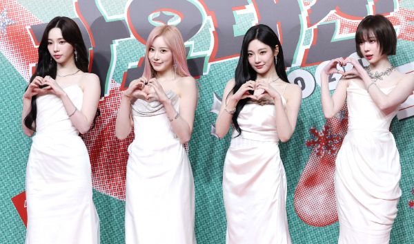 에스파가 '슈퍼노바'로 디지털 음원 부문 대상 주인공이 됐다. 사진은 에스파 카리나(왼쪽부터)와 지젤, 닝닝, 윈터가 크리스마스인 지난달 25일 인천 인스파이어 아레나에서 열린 ‘2024 SBS 가요대전’(이하 ‘가요대전’) 레드카펫 행사에 참석해 포즈를 취하는 모습. /사진=뉴스1