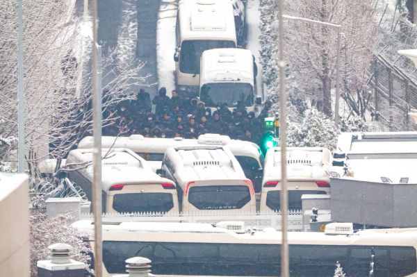 대통령경호처가 윤석열 대통령에 대한 체포영장 집행 당시 박종준 경호처장이 발포 명령을 했다는 더불어민주당의 주장이 사실이 아니라고 5일 반박했다. 사진은 이날 오전 서울 용산구 한남동 대통령 관저에서 출입구를 막아선 차벽 앞에 경비병력의 모습. /사진=뉴시스
