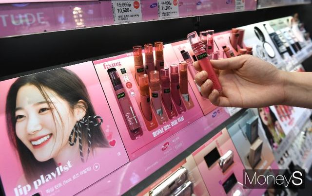 화장품 기업 양대산맥인 아모레퍼시픽과 LG생활건강을 중심으로 2024년 화장품 수출액이 100억달러를 돌파할 전망이다. 지난해 8월 서울 소재 한 화장품 매장 매대에 화장품이 진열돼 있다. /사진=장동규 기자