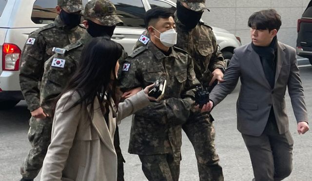 12·3 비상계엄을 사전에 모의한 혐의를 받는 문상호 정보사령관이 6일 구속기소될 전망이다. 사진은 문상호 정보사령관이 영장실질심사에 출석하는 모습. /사진=뉴시스