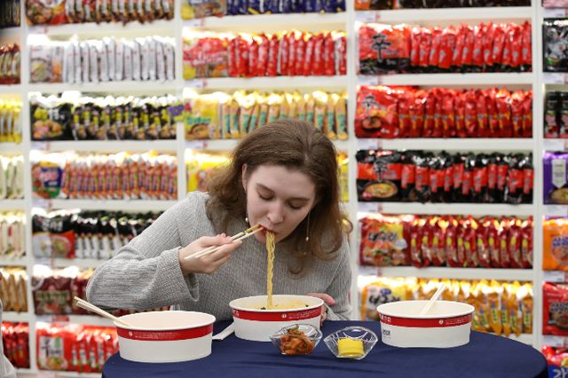 농심과 삼양식품의 라면 제품이 해외를 중심으로 성장을 이어가고 있다. 지난달 1일 오전 서울 마포구 라면 라이브러리에서 외국인 학생이 라면을 시식하고 있다. /사진=뉴스1