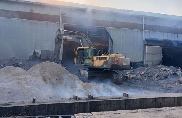 경북 포항시 청하면의 한 산업용 내마모제 생산업체에서 5일 불이 났다. 사진은 산업용 내마모제 공장. /사진=경북소방본부 제공