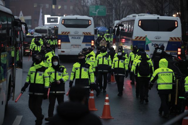 고위공직자범죄수사처가 내란수괴 혐의를 받는 윤석열 대통령 체포영장 집행 관련 업무를 경찰에 넘기기로 한 것으로 알려졌다. 사진은 윤석열 대통령의 체포영장 유효기간 마지막 날인 6일 서울 용산구 대통령 관저 앞에 경찰 병력들이 이동하는 모습. /사진=뉴시스