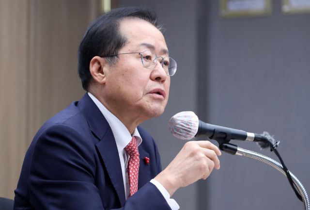 홍준표 대구시장이 그간 자신의 페이스북에 올린 글을 엮어 책으로 출간한다. 사진은 지난달 송년 기자간담회 모습. /사진=뉴스1